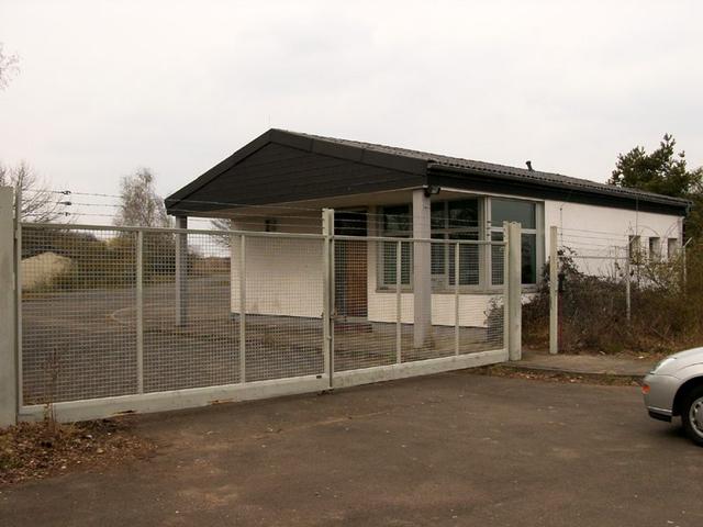                                     &raquo;The entrance / main gate. You'll arrive here. Mainhall is behind that security building.&laquo;
                                            
