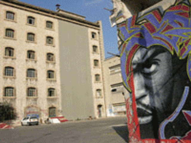 »the outside geant screen wall in the courtyard of the place«